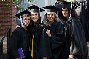毕业典礼上，戴着学士帽和学士服的大学生排队等候